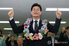 환호하는 문대림 후보와 지지자들