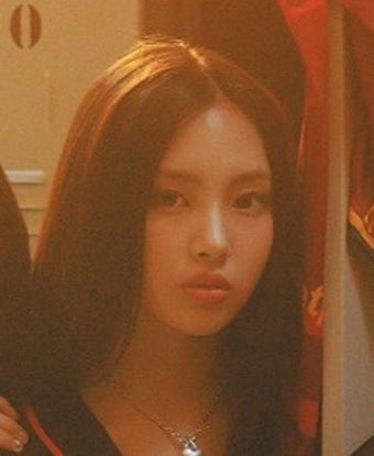 '5월 컴백' 뉴진스 혜인, 발등 부상으로 스케줄 중단