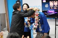 당선 확실에 축하받는 김동아 후보