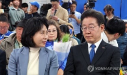 개표방송 지켜보며 부인 김혜경씨와 대화하는 이재명 후보