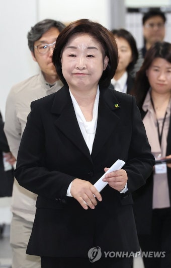 기자회견장 입장하는 심상정 의원