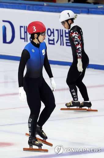 몸 푸는 박지원과 황대헌