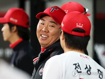 전상현 격려하는 이범호 감독