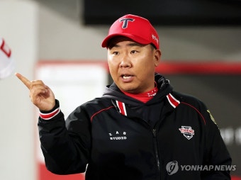 지시하는 이범호 감독