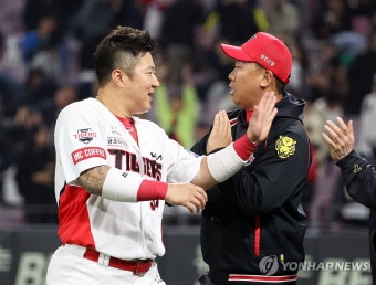 이범호 감독, 역전 결승타 친 최형우 격려