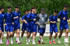 S. Korea coach taking challenges in stride ahead of Olympic football qualifiers