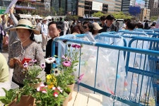 봄꽃 줄게. 재활용품 다오.