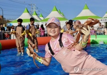 무섭지 않아요…어린이들의 대게 잡이 체험