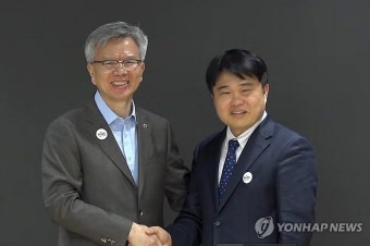 포옹하는 김택우 의협 비대위원장-임현택 회장 당선인