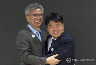 포옹하는 김택우 의협 비대위원장-임현택 회장 당선인