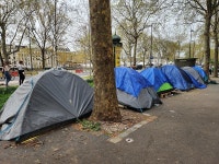 센강 근처에 늘어선 노숙자들의 텐트