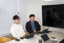 스튜디오원픽의 김태원 파트장과 손창민 PD