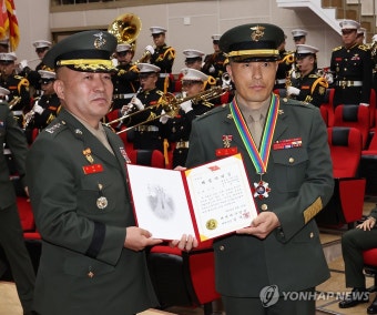 포상하는 김계환 해병대사령관
