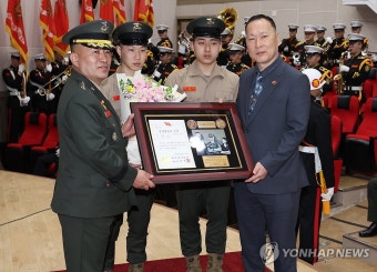 병역명문가 증서 전하는 김계환 해병대사령관