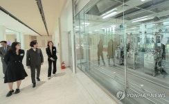 메디바이오센터 둘러보는 강정애 장관
