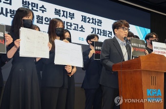 김윤 당선인 논문 들어보이는 전공의들