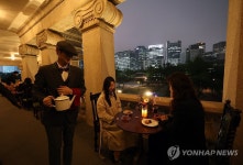 테라스 카페에서 가배와 디저트 체험