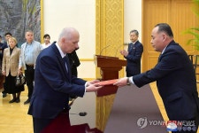 북한, 벨라루스 국립수의 아카데미아 강좌장에 박사학위 수여