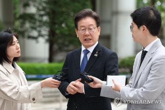 법정 출석 전 발언하는 이재명 대표