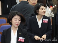 총회 참석한 한지아-배현진