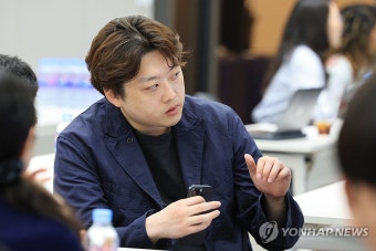 발언하는 박단 위원장