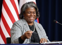 미소 짓는 린다 토마스-그린필드 주유엔 미국대사