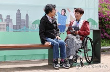 누구나 함께 앉는 누구나 벤치