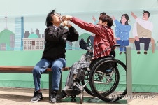 누구나 함께 앉는 누구나 벤치