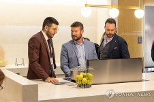 LG전자 전시관 둘러보는 고객들