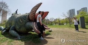 철거 앞둔 영화 괴물 조형물