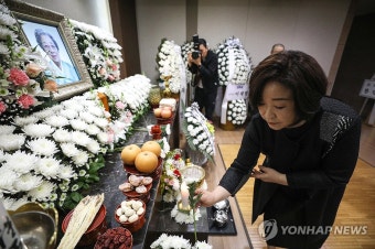 고 박종철 열사 어머니 빈소 찾은 녹색정의당 심상정 의원