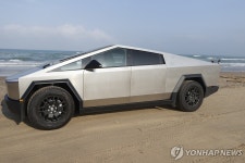 테슬라 사이버트럭 4천대 리콜…가속 페달 끼어 사고 위험