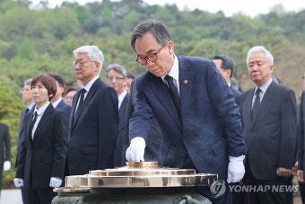 분향하는 조태열 외교부 장관