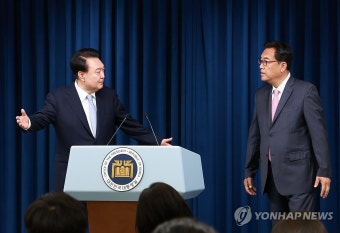 정진석 신임 비서실장 직접 소개하는 윤석열 대통령