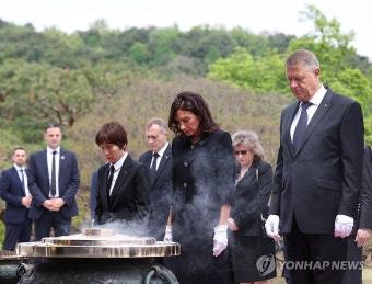 루마니아 대통령 부부, 국립서울현충원 참배