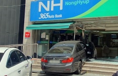 용인 처인구 지역농협으로 70대가 몰던 차량 돌진…운전자 경상