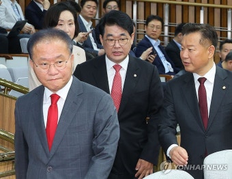 원내대책회의 참석하는 윤재옥-배준영-이양수