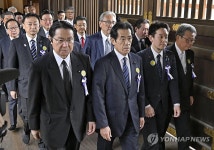 전범 합사 야스쿠니신사 집단 참배하는 일본 국회의원들
