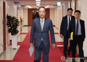 국무회의 입장하는 한덕수 국무총리