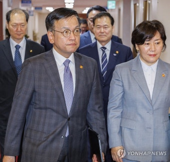 국무회의 입장하는 최상목 부총리와 송미령 농축산부 장관