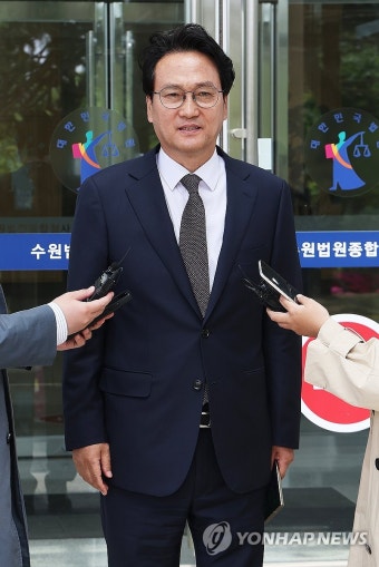 명예훼손 혐의 첫 공판 마치고 나오는 안민석 의원