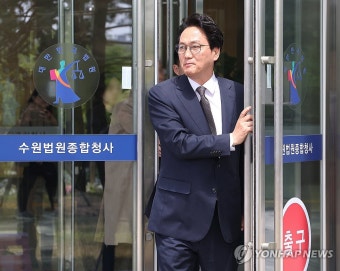 명예훼손 혐의 첫 공판 마치고 나오는 안민석 의원