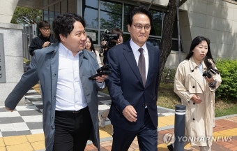 명예훼손 혐의 첫 공판 마치고 나오는 안민석 의원