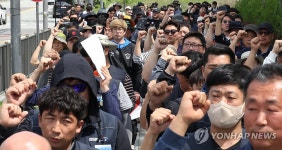 구호 외치는 전국자치단체 공무직 노조원