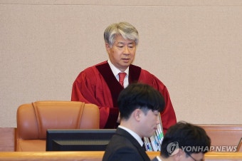 국내 첫 기후소송 공개변론 참석하는 이종석 헌재소장