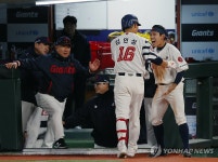 김민성, 앞서나가는 솔로포