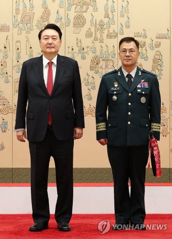 윤석열 대통령, 강호필 합참 차장에게 삼정검 수치 수여