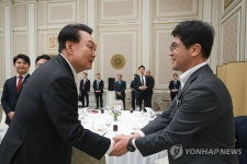 윤석열 대통령, 국민의힘 의원 오찬 인사