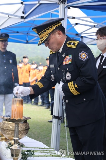 순직 소방공무원 추모하는 강대훈 대전소방본부장