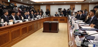 의료 개혁 특위 첫 회의에서 발언하는 노연홍 위원장